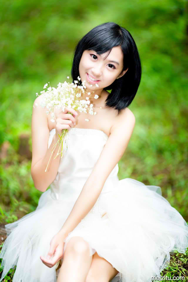美女解开胸衣露出下面不遮